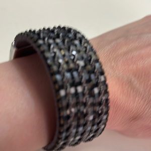 Br2. Grey beaded bracelet with magnetic closure.